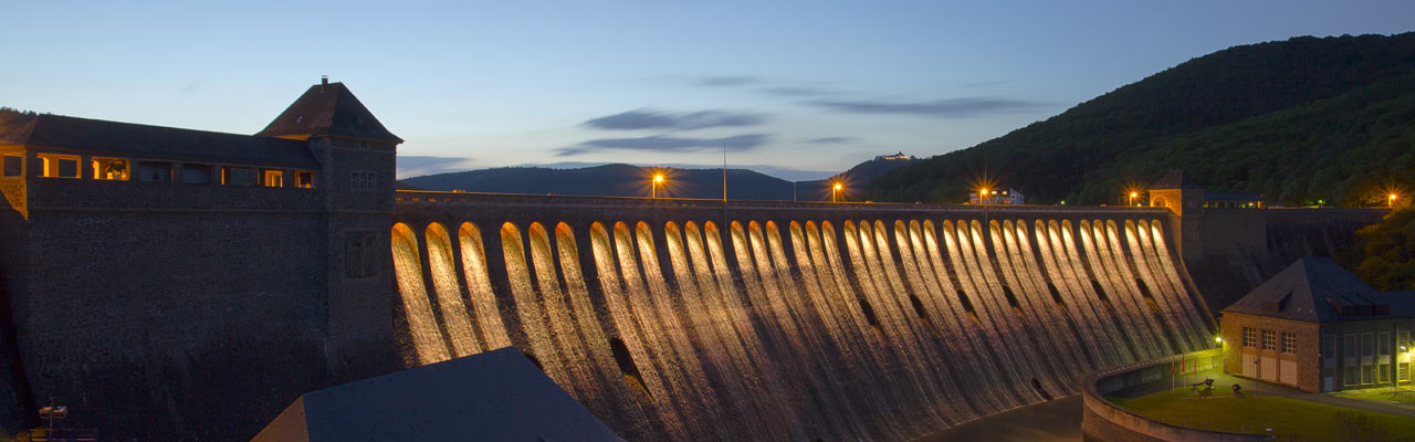 Sperrmauer, nachts beleuchtet